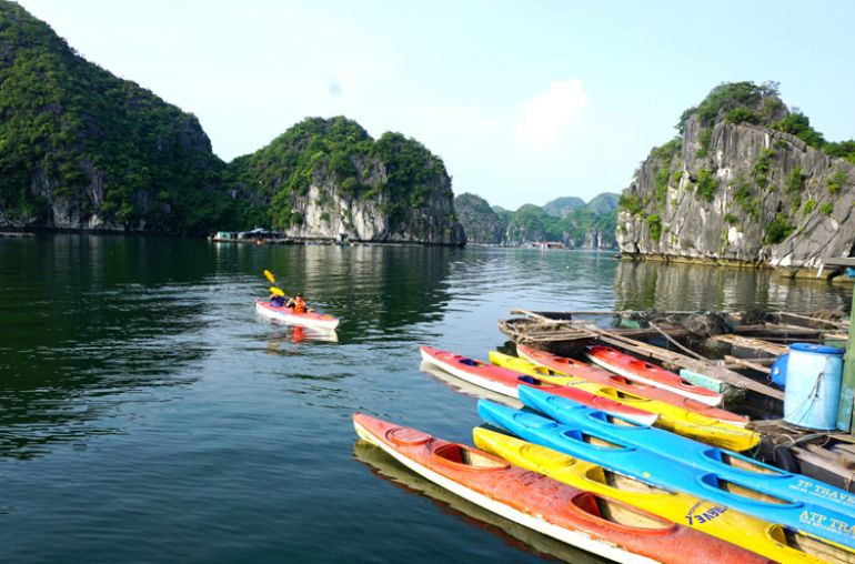 Kayaking-Lan-Ha-Bay